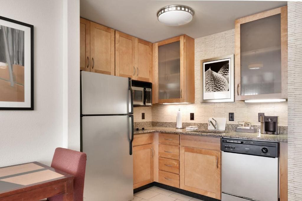 King Studio with Sofa Bed and Adapted Tub - Mobility and Hearing Accessible room - Image 2