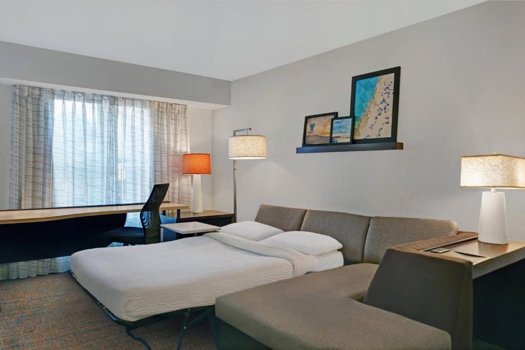 King Studio with Sofa Bed room - Image 3