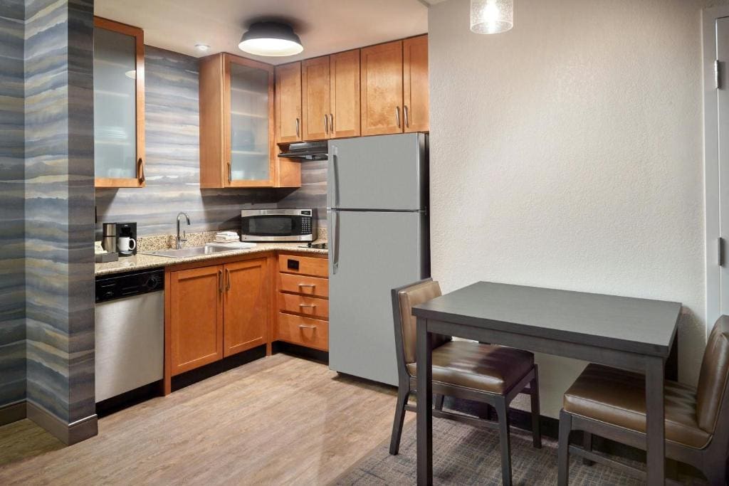 King Studio with Sofa Bed - Hearing Accessible room - Image 3