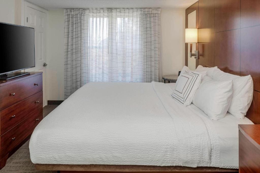 One-Bedroom King Suite with Sofa Bed room - Image 1