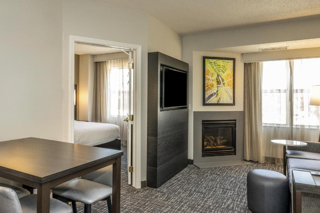 One-Bedroom Queen Suite with Sofa Bed and City View room - Image 2