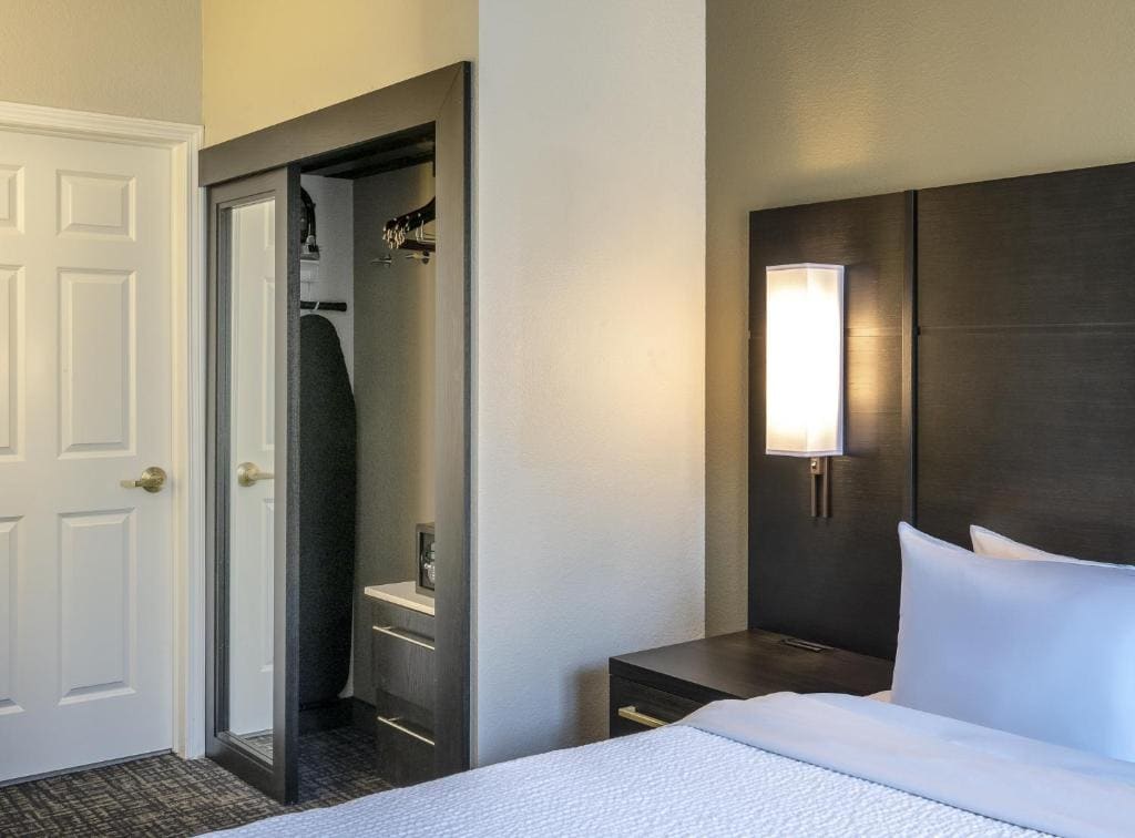 Queen Studio with City View room - Image 3
