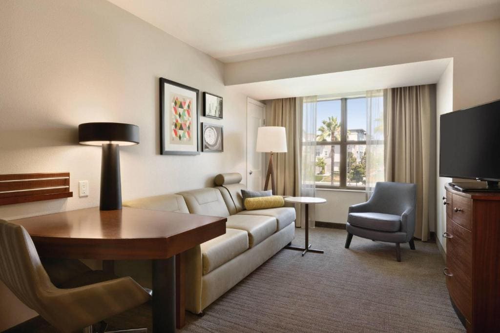 One-Bedroom King Suite room - Image 3