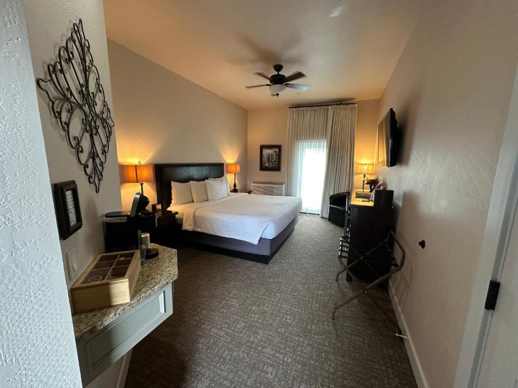 Deluxe Queen Suite room - Image 1