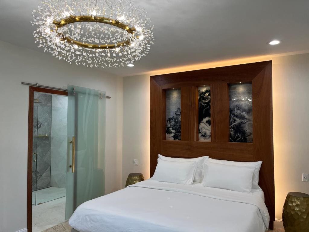 Deluxe King Room room - Image 2
