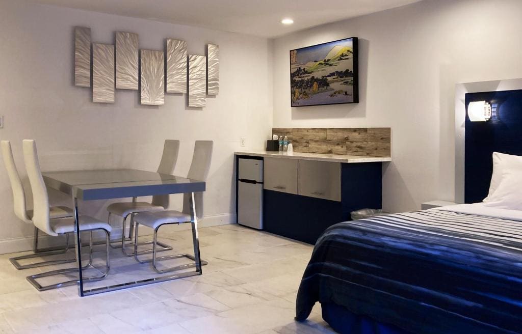 Family Room room - Image 2