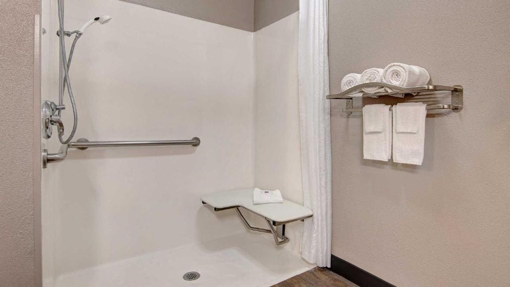 Deluxe Quadruple Room room - Image 3