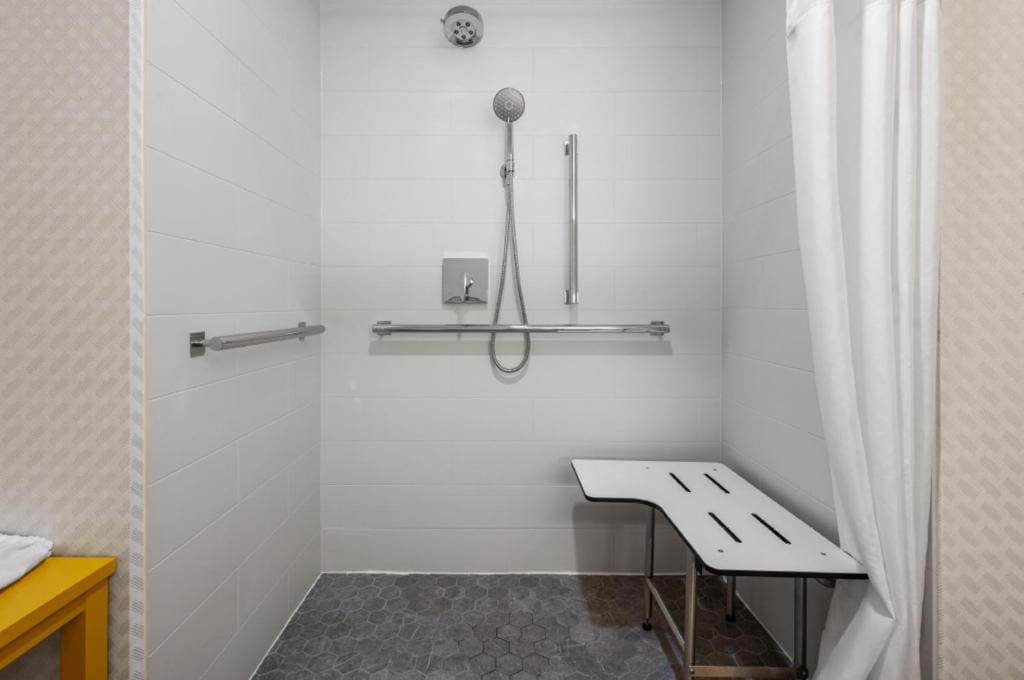 King Room - Mobility Access/Non-Smoking room - Image 3