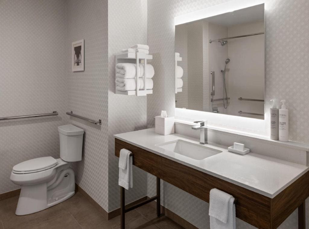 Queen Room with Two Queen Beds - Mobility and Hearing Access/Non-Smoking room - Image 2