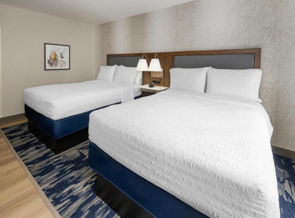 Room with Two Queen Beds - Non-Smoking room - Image 1