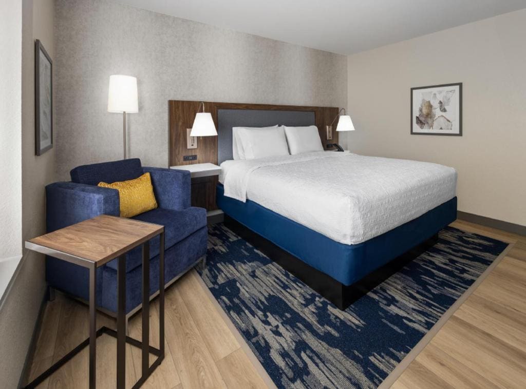 King Room with King Bed - Non-Smoking room - Image 1