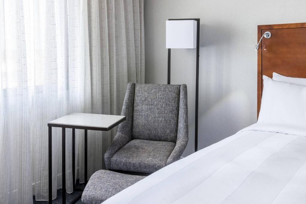 Guest Room with 2 Double Beds room - Image 3