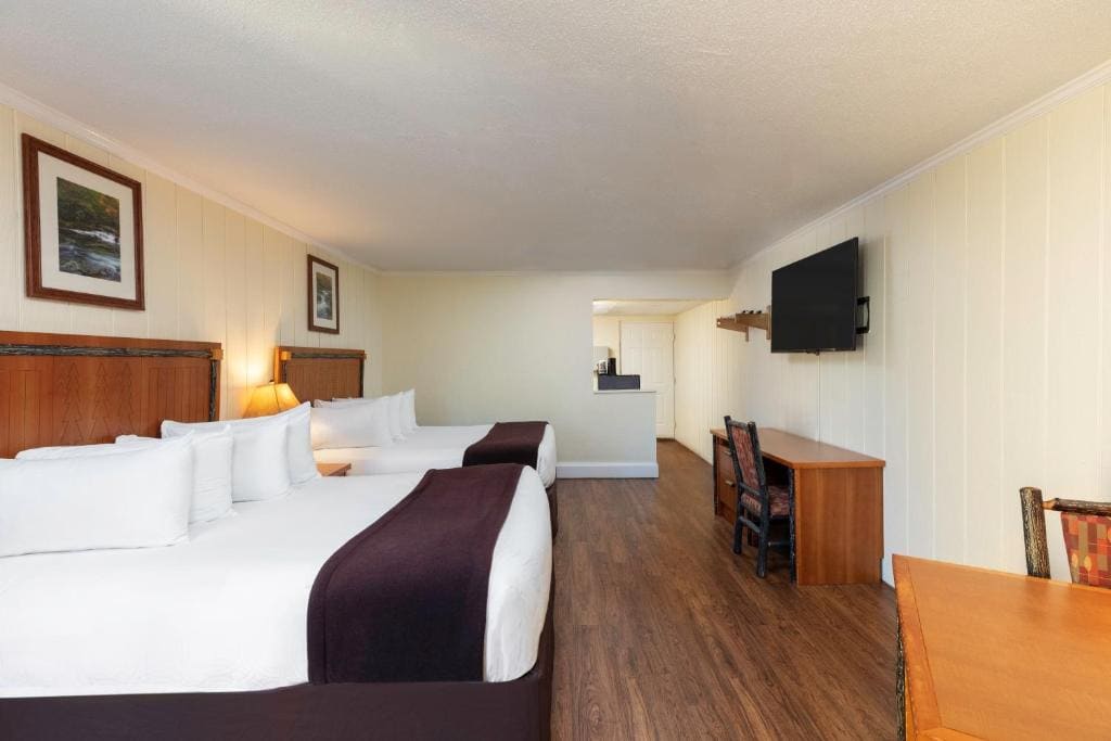 River View Signature Queen Guestroom room - Image 1