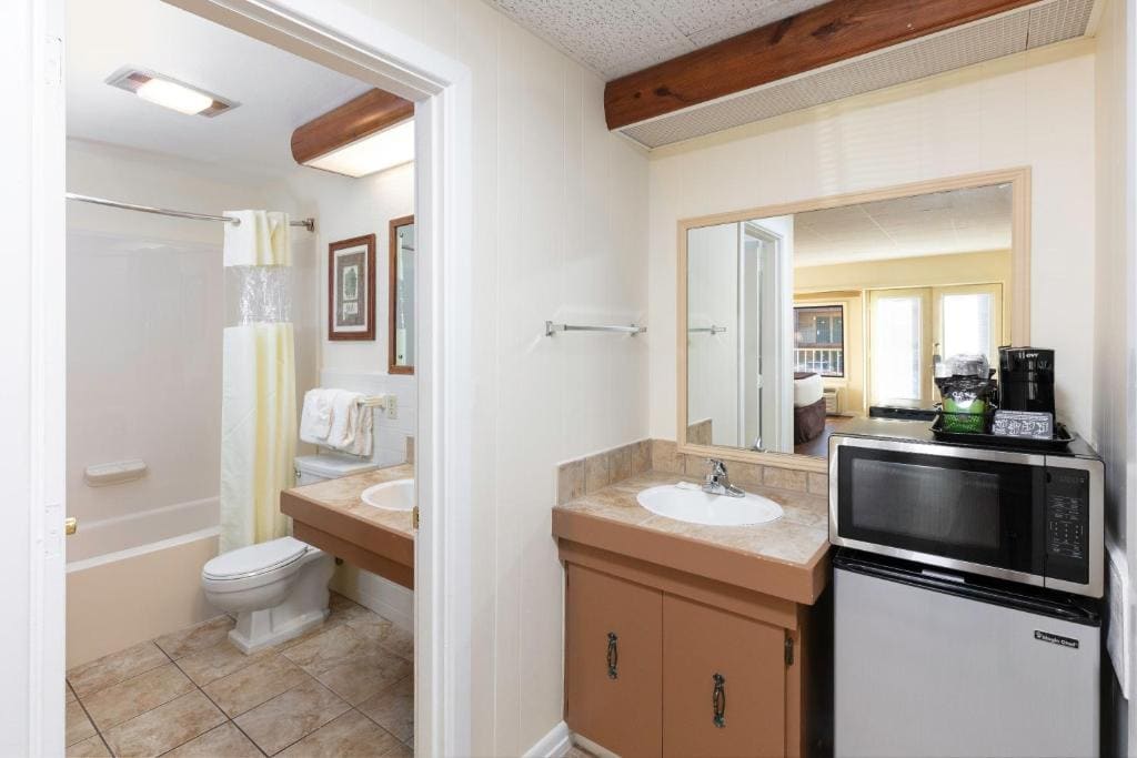 Signature Queen Guestroom room - Image 2
