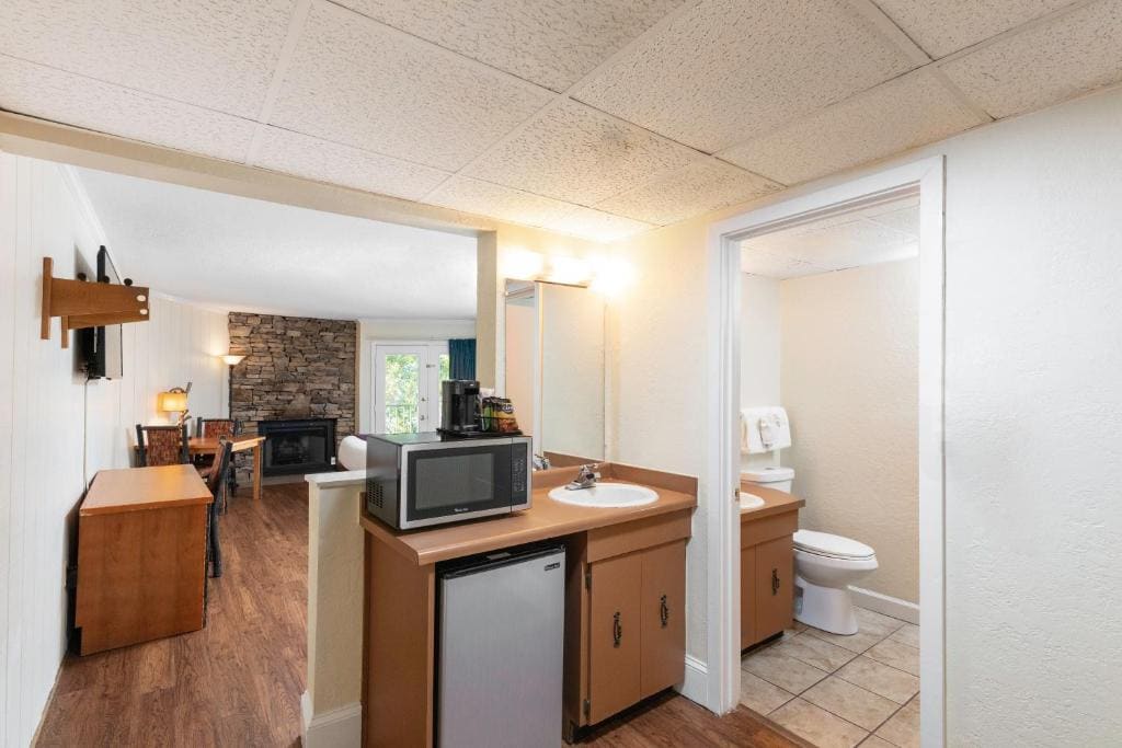 River View Signature Queen Guestroom room - Image 2