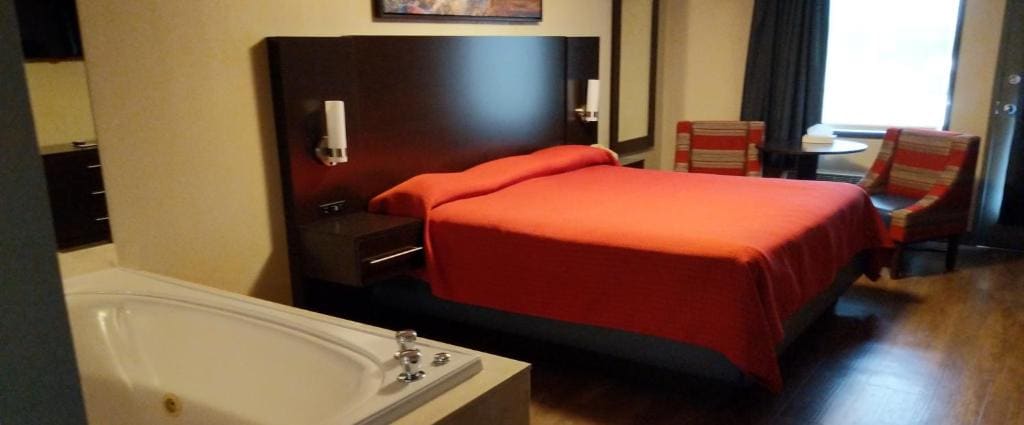 King Suite with Spa Bath room - Image 2