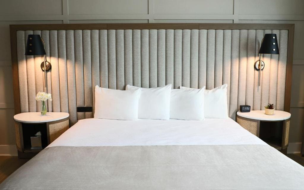 Junior Suite 1 King Bed room - Image 1