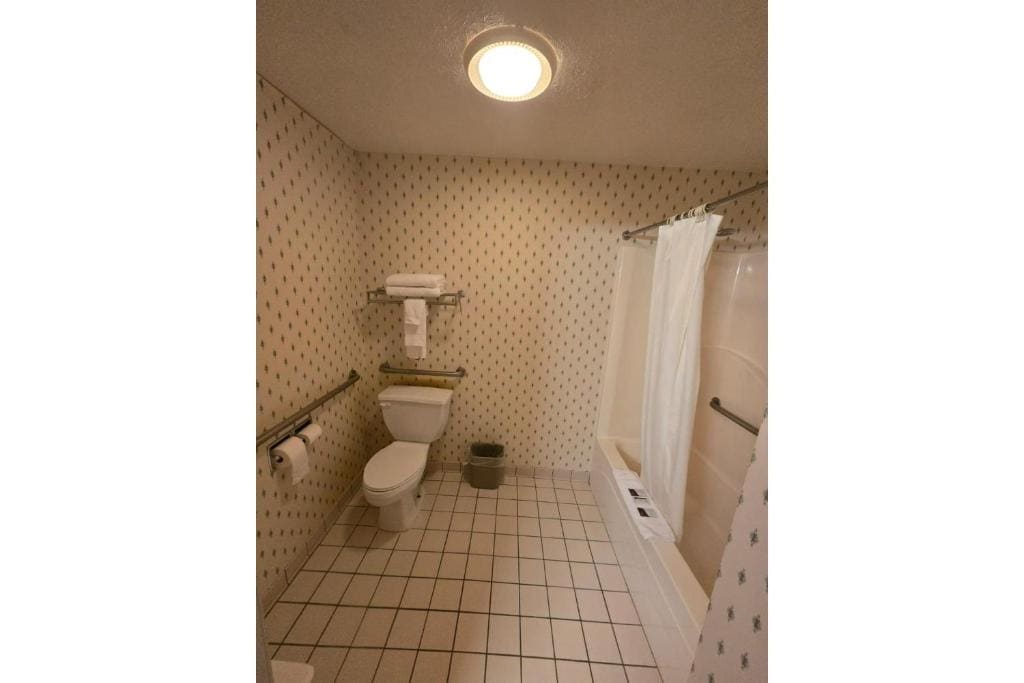 King Bed Accessible Non-Smoking room - Image 2