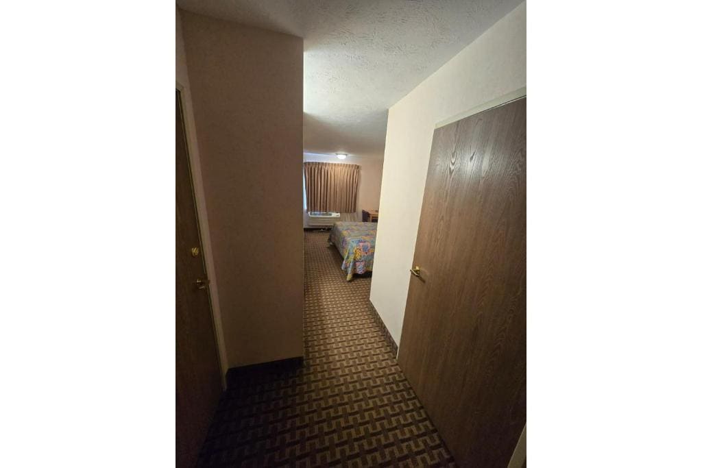 King Bed Accessible Non-Smoking room - Image 1