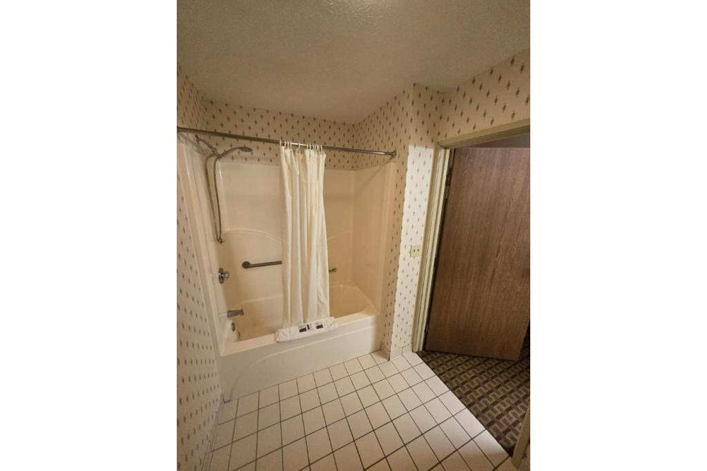 King Bed Accessible Non-Smoking room - Image 3