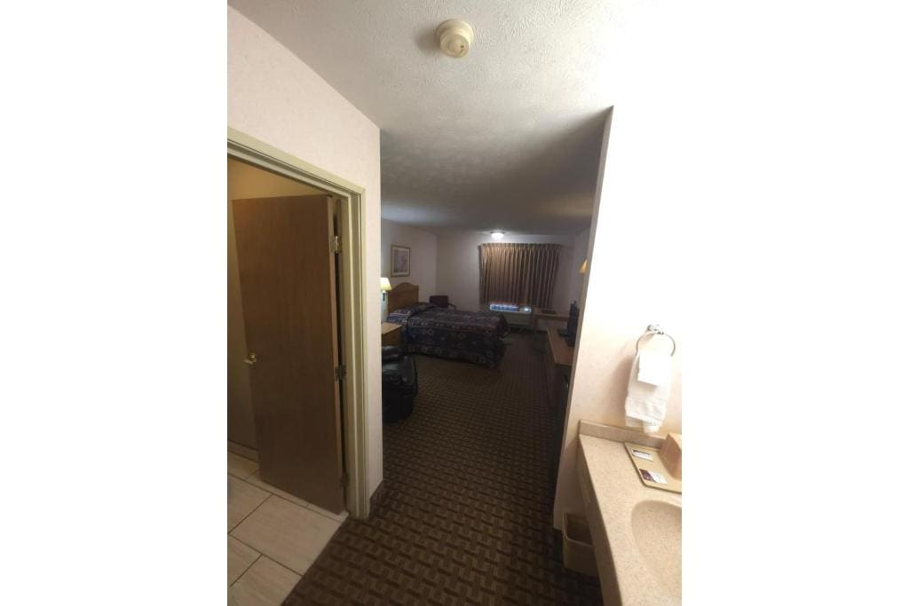 Queen Bed Non-Smoking room - Image 2