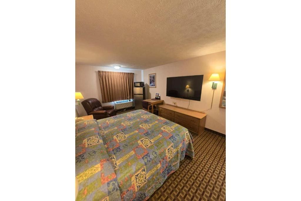 King Bed Non-Smoking room - Image 1