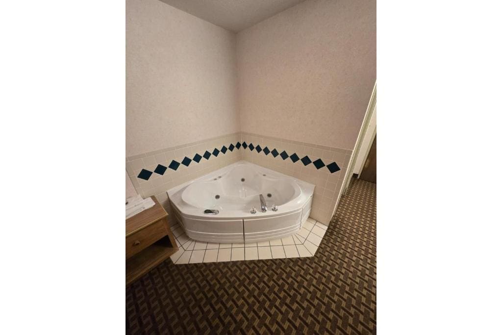 King Bed with Jetted Tub Non-Smoking room - Image 3