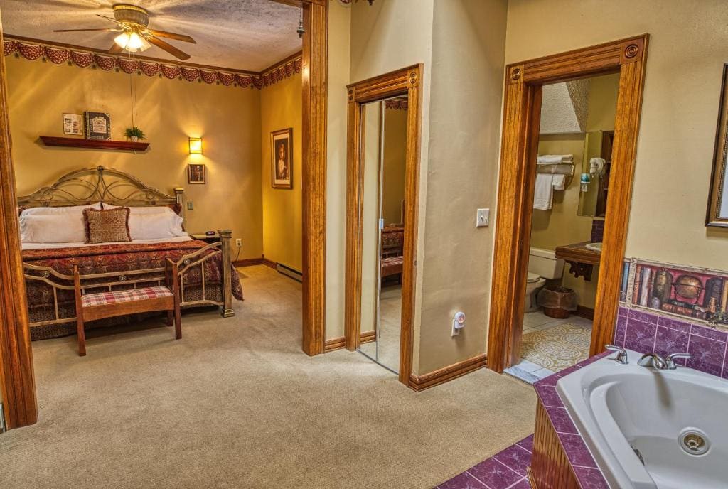 King Suite with Spa Bath room - Image 3