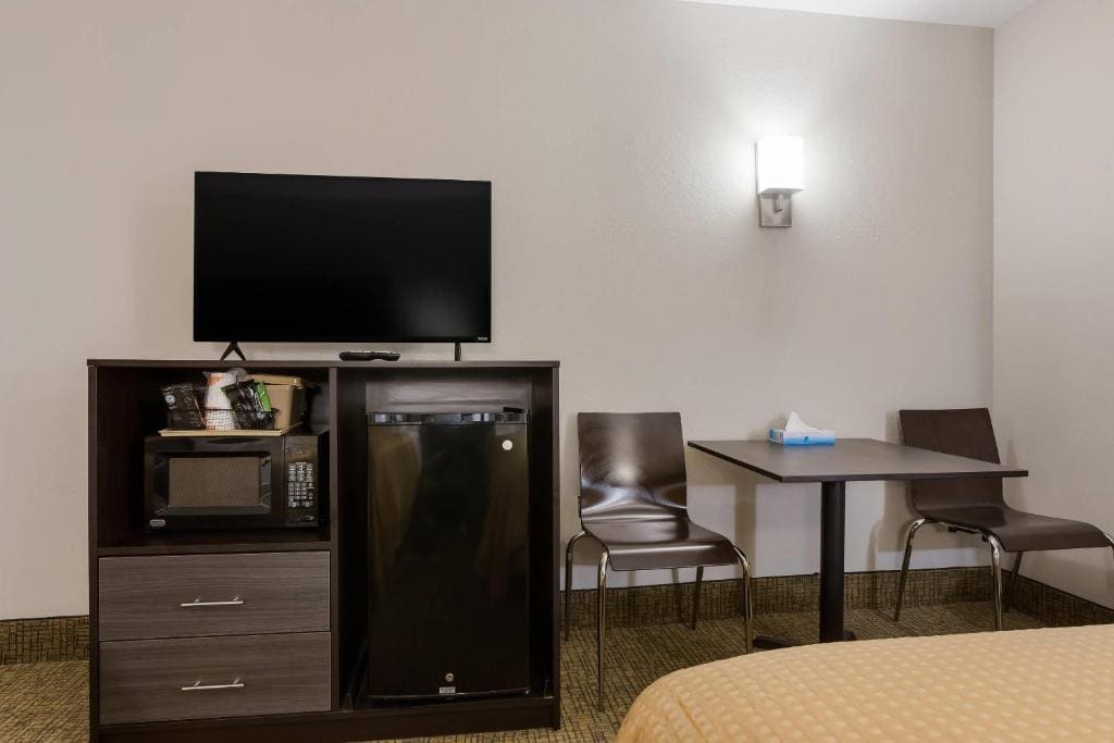 Queen Room with Two Queen Beds - Non-Smoking/No Pets room - Image 3