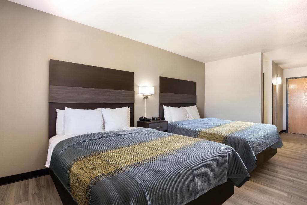 Queen Room with Two Queen Beds - Non-Smoking/No Pets room - Image 1