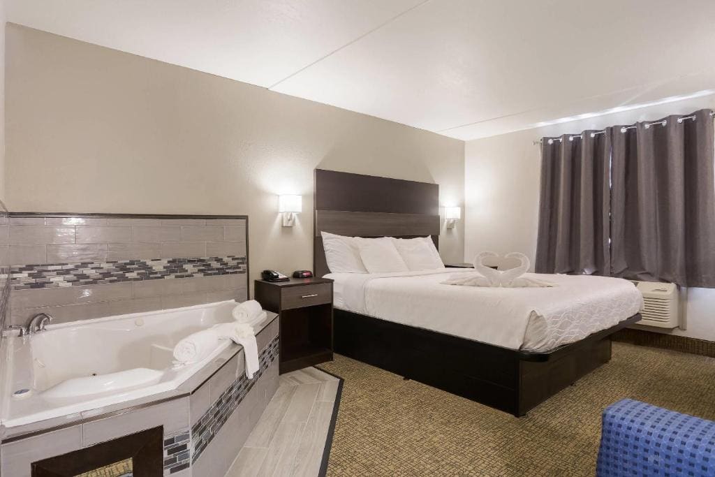 King Room with Hot Tub - Non-Smoking/No Pets room - Image 1
