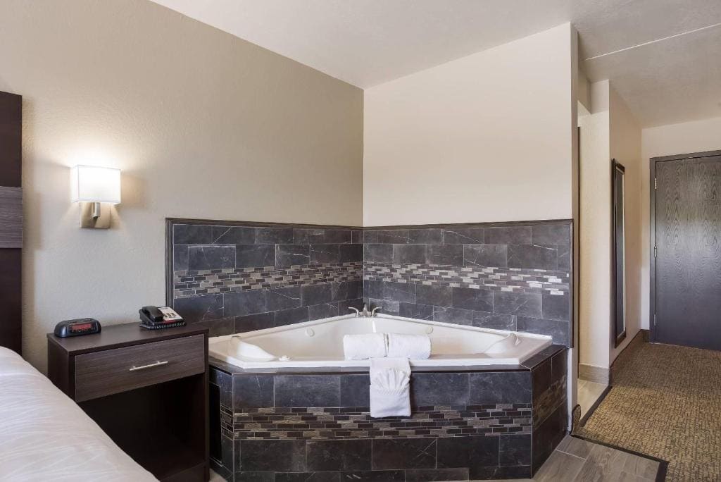 King Room with Hot Tub - Non-Smoking/No Pets room - Image 2