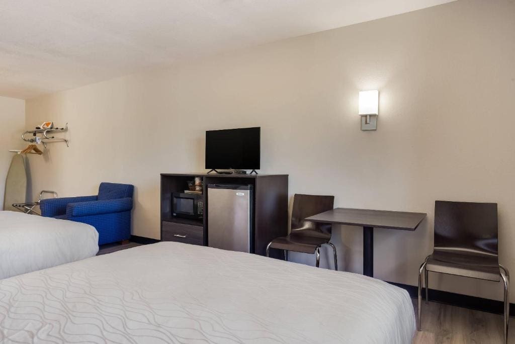Queen Room with Two Queen Beds - Non-Smoking/No Pets room - Image 2