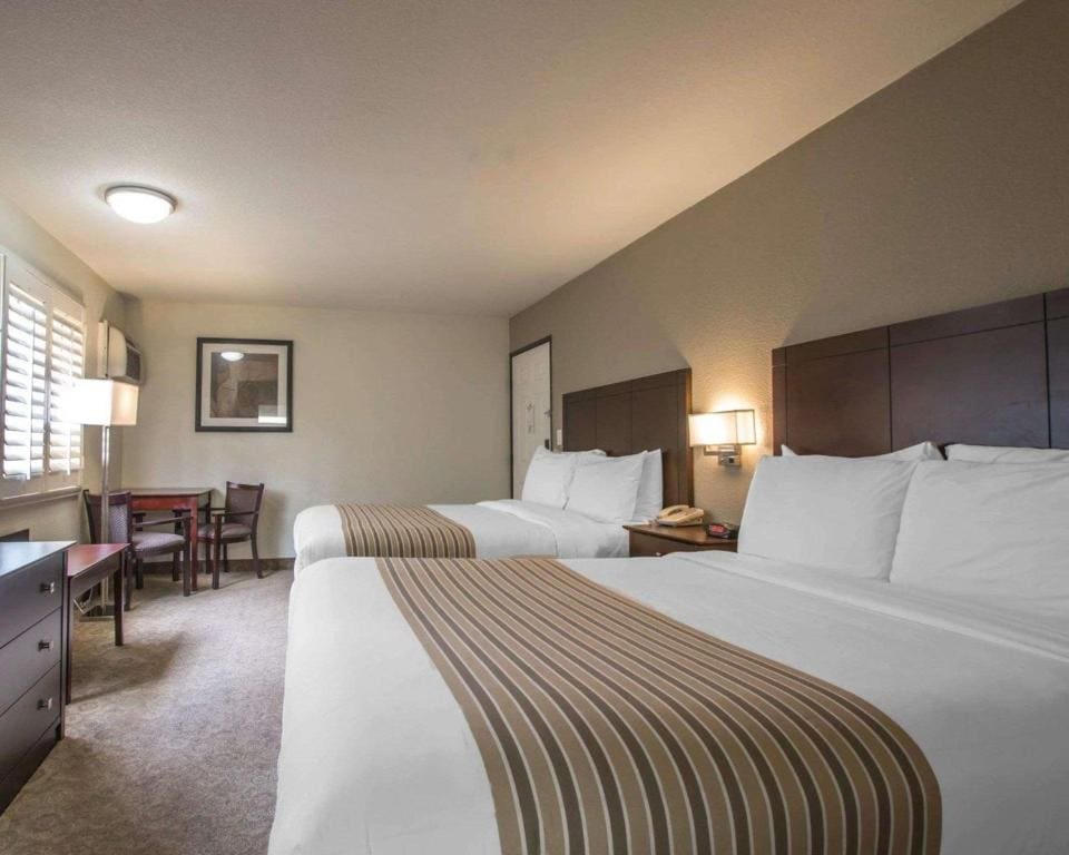 Queen Room with Two Queen Beds - Non-Smoking room - Image 1