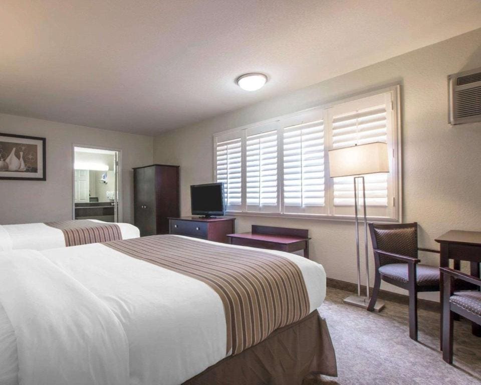 Queen Room with Two Queen Beds - Non-Smoking room - Image 2