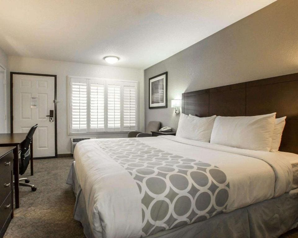 King Room - Non-Smoking room - Image 3