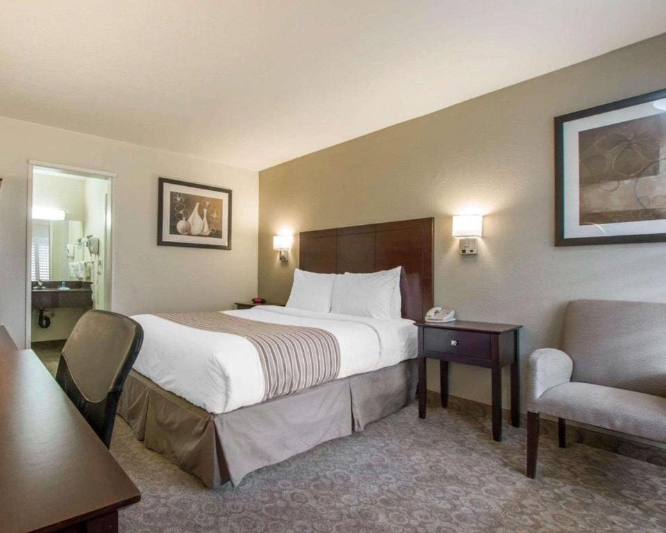 Queen Room - Non-Smoking room - Image 1