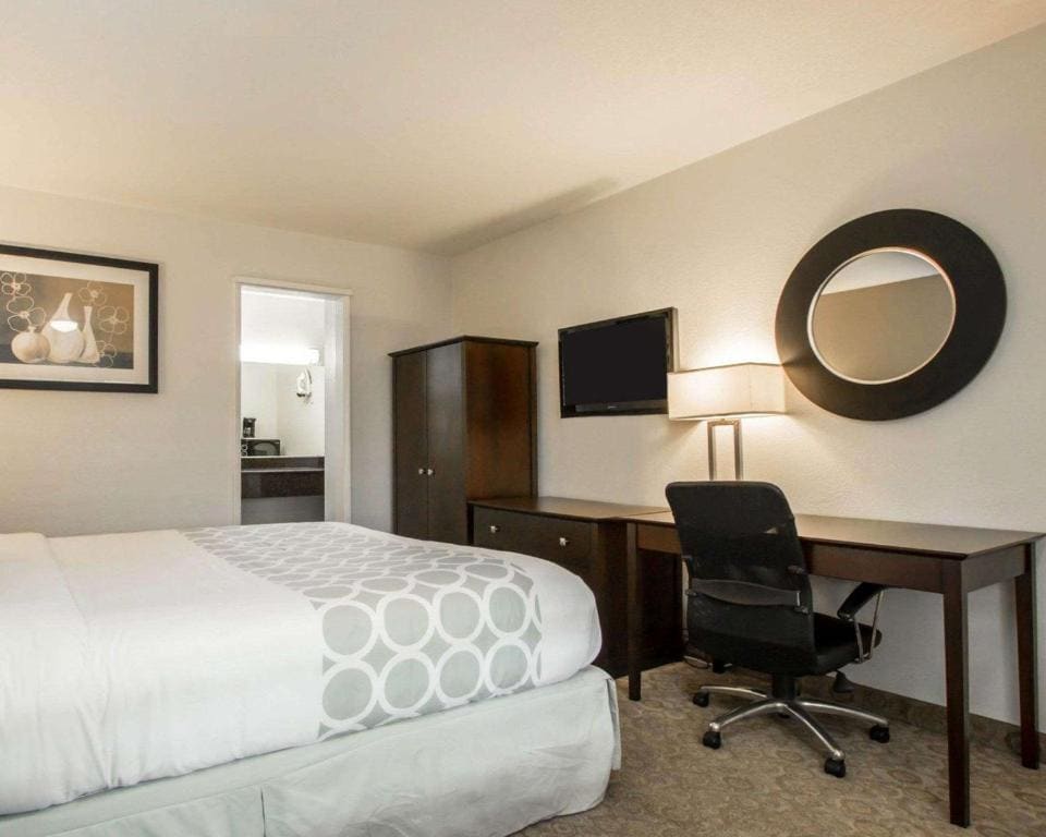 Queen Room - Non-Smoking room - Image 3