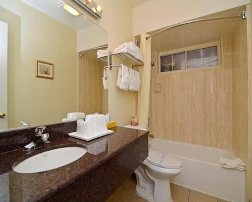 Queen Room with Two Queen Beds - Non-Smoking room - Image 3