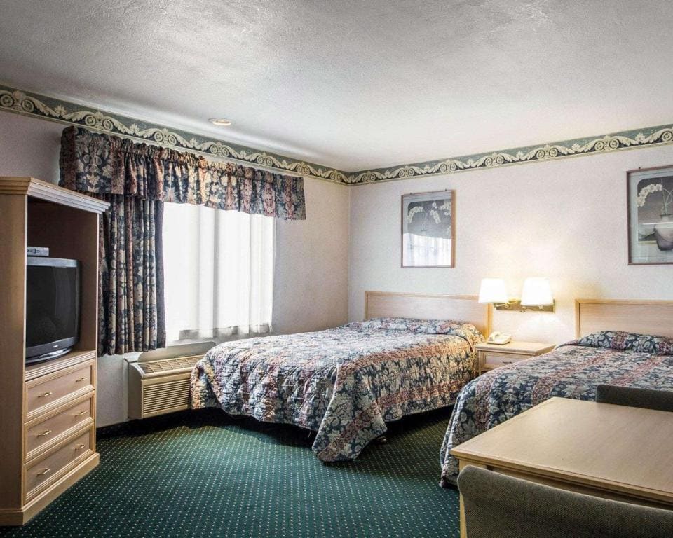 Non-Smoking Double Queen Room room - Image 1