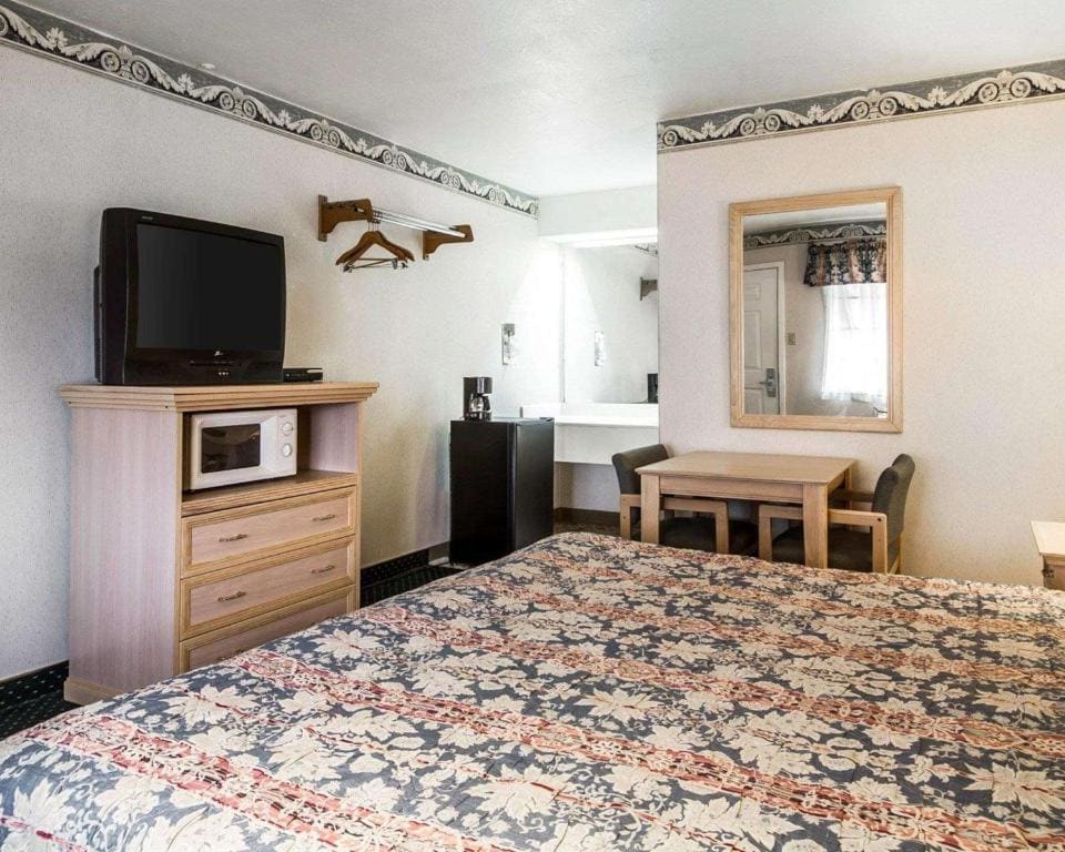 Queen Room - Non-Smoking room - Image 1