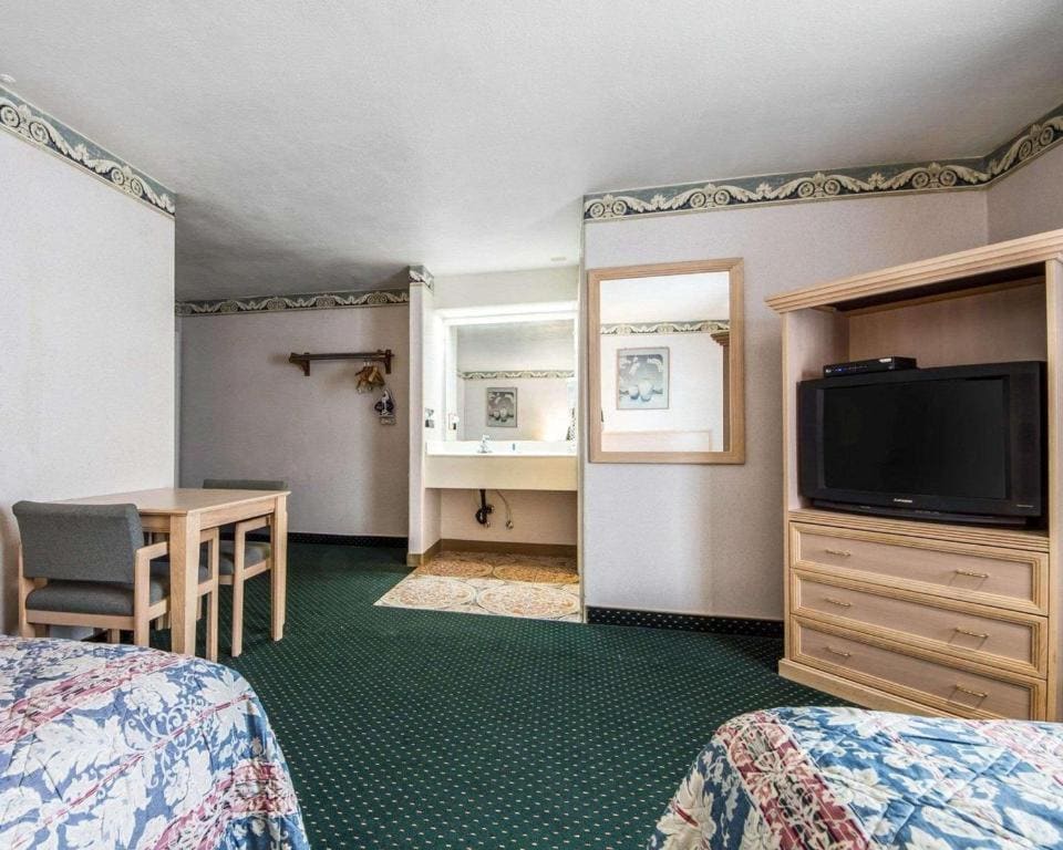 Non-Smoking Double Queen Room room - Image 2