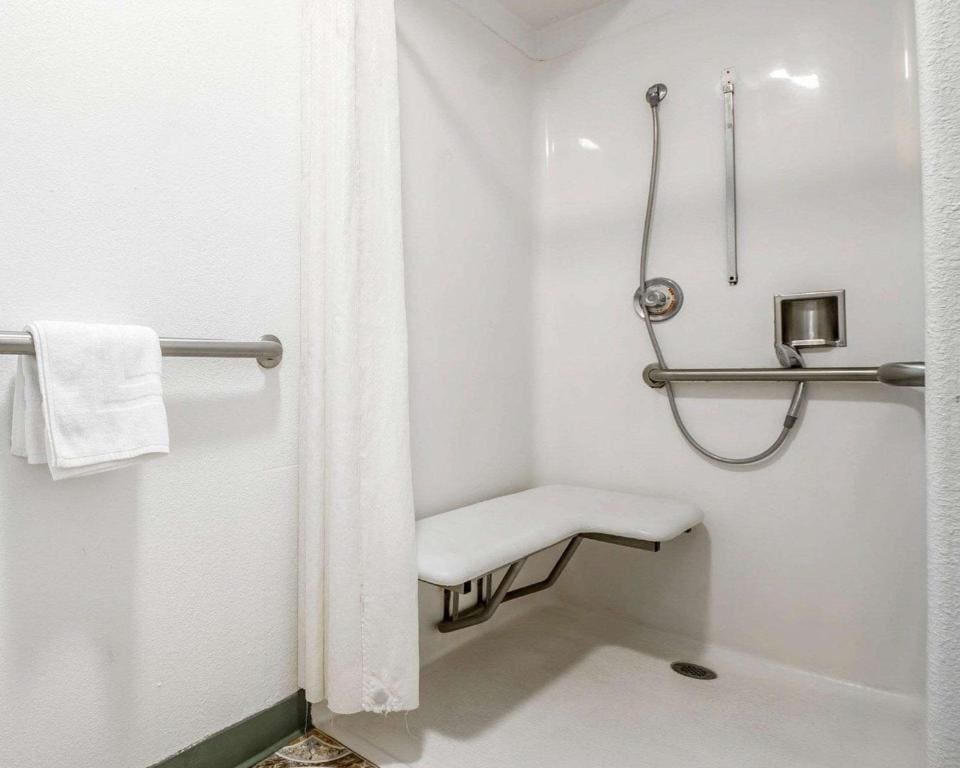 Queen Room - Non-Smoking room - Image 2