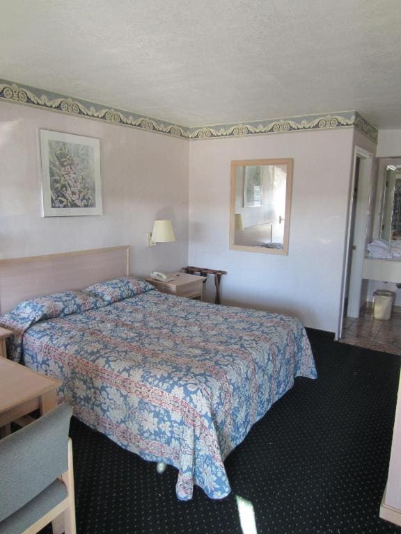 Queen Room - Non-Smoking room - Image 3
