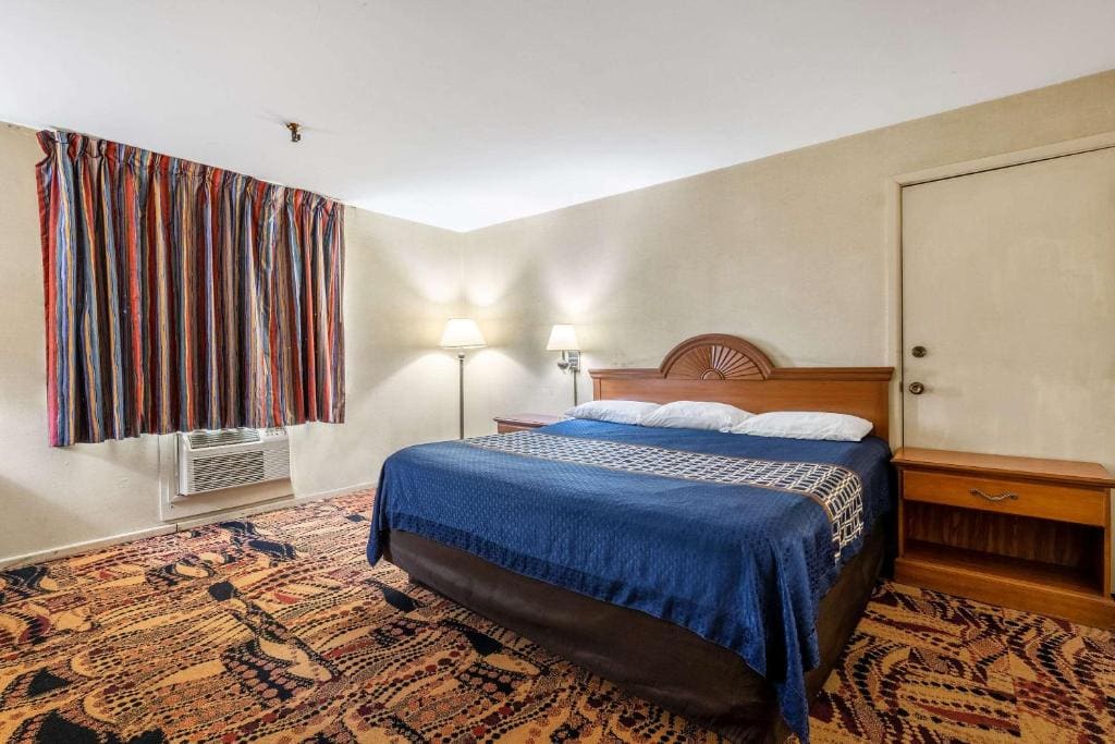 King Room - Non Smoking room - Image 1