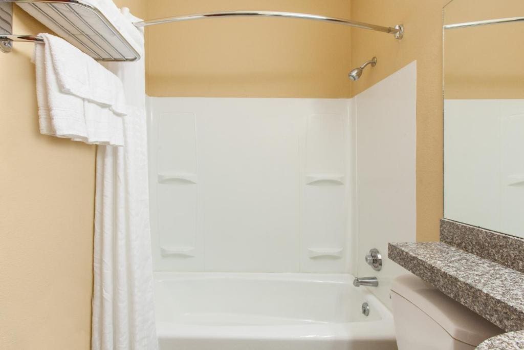Queen Room with Two Queen Beds - Non-Smoking room - Image 2
