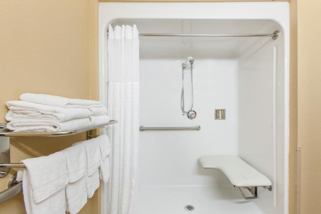 Queen Room with Roll-In Shower - Mobility Accessible/Non-Smoking room - Image 2