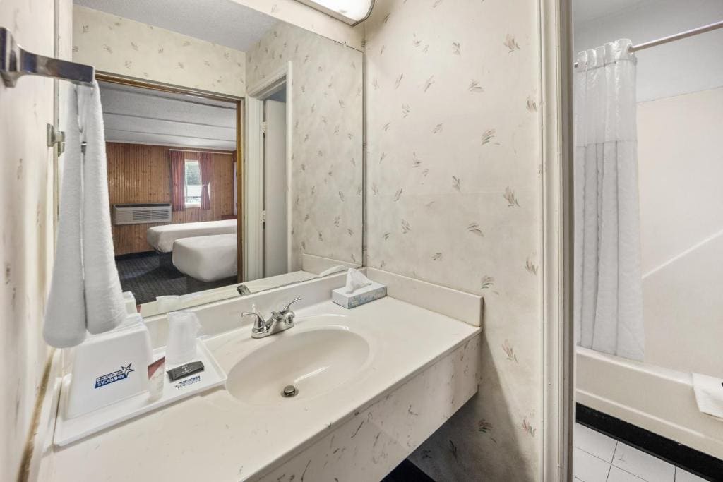 2 Double Beds Non Smoking room - Image 3