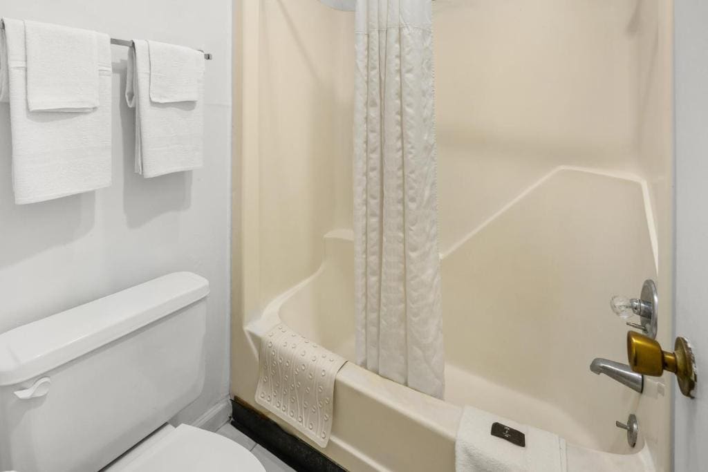 2 Double Beds Non Smoking room - Image 1
