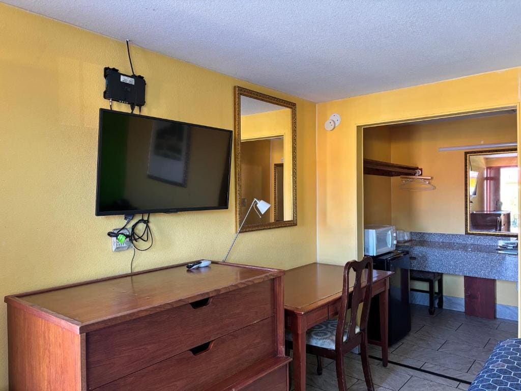 Double Room with Two Double Beds - Non-Smoking room - Image 2